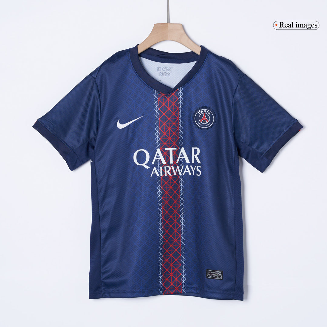 Kit de camiseta de fútbol local del PSG para niños (camiseta, pantalón corto y calcetines) 2025/26 azul marino